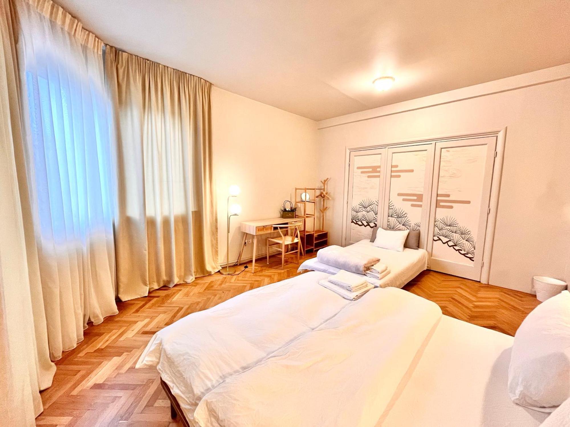 City Center Unirii Square Private Rooms With City View - Shared Amenities Bucharest Exterior photo