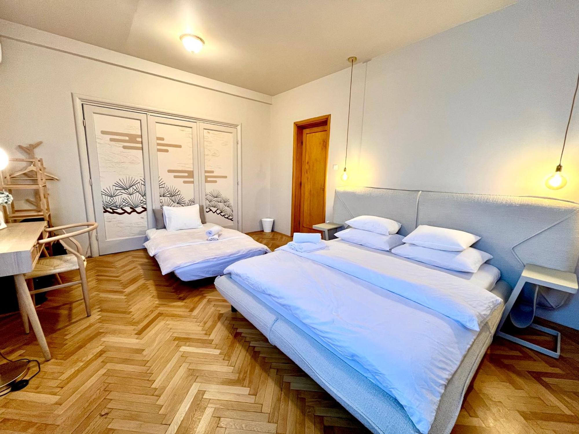 City Center Unirii Square Private Rooms With City View - Shared Amenities Bucharest Room photo